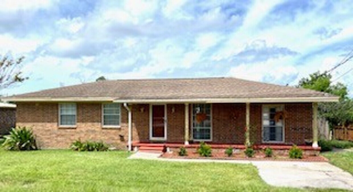 Primary Photo - 3 bedroom, 2 bath home Convenient to schoo...