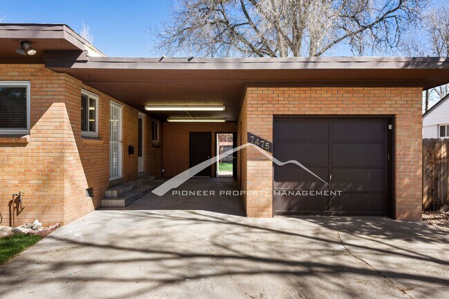 Foto del edificio - Beautiful Home with Garage/Carport and Fenced Yard