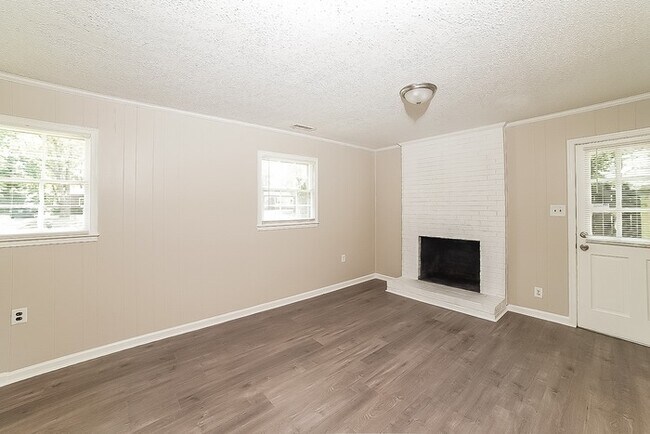 Building Photo - Spacious 4 Bedroom in Rurual Hall