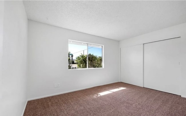 Building Photo - 41026 Beachwood Ave