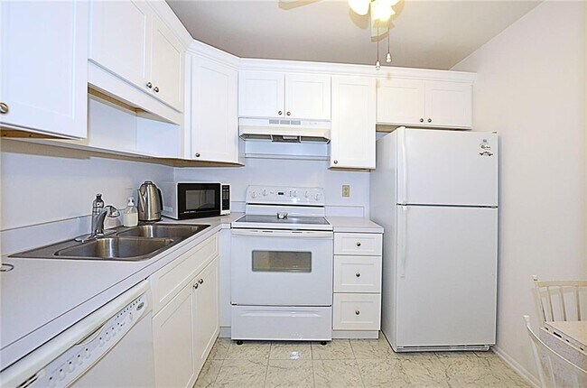 Foto del edificio - 48 Woodland Dr