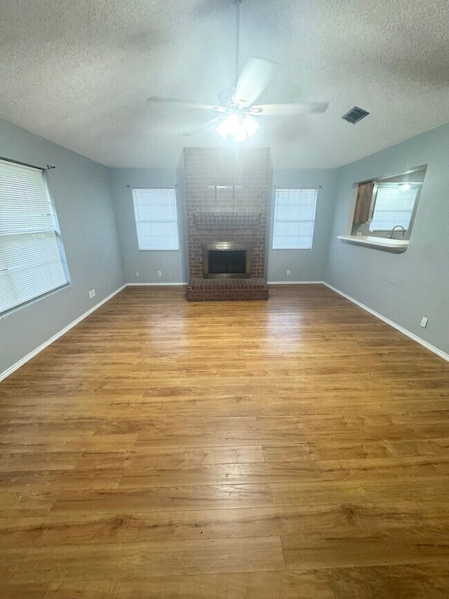 Building Photo - 3 Bed 2 Bath Ready To Rent ASAP!