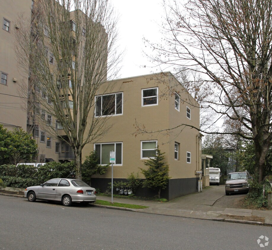 Building Photo - 2131 NW Davis St