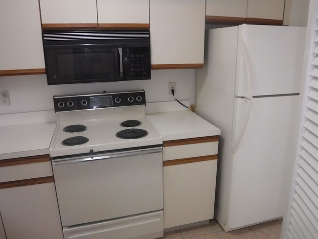 Kitchen - 323 S Walnut St