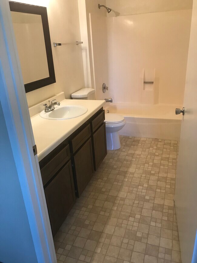 Baño principal - 6151 Rancho Mission Rd