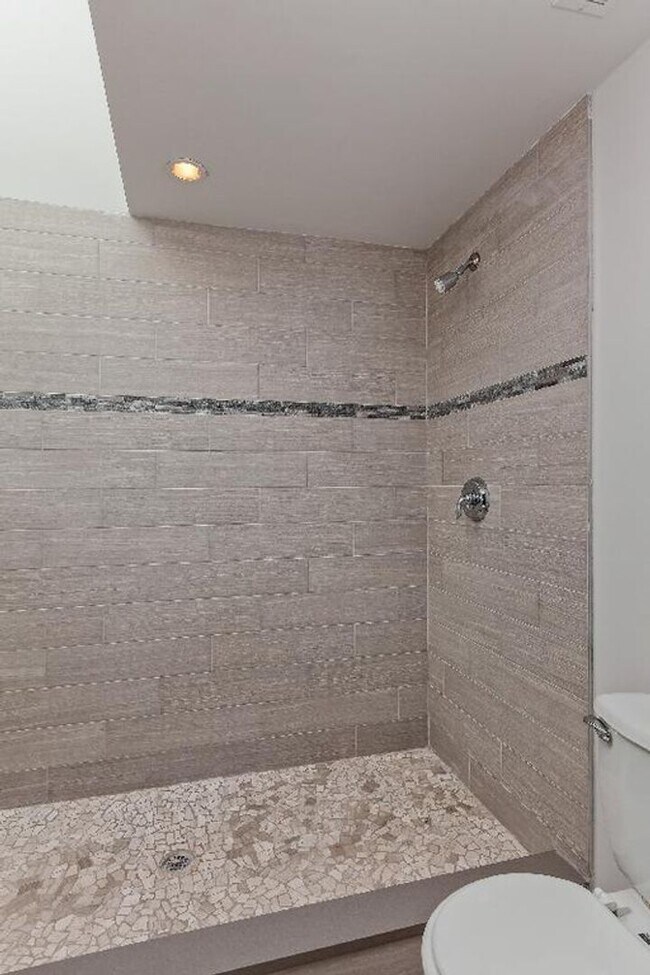 Building Photo - Huge 6 bed near Northeastern