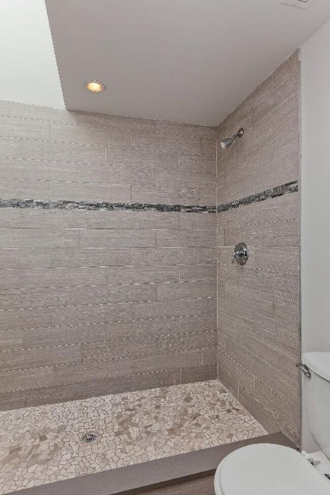 Building Photo - Recently Renovated Unit in South End, In-Unit Washer and Dryer, High-End Kitchen Appliances, Rece...