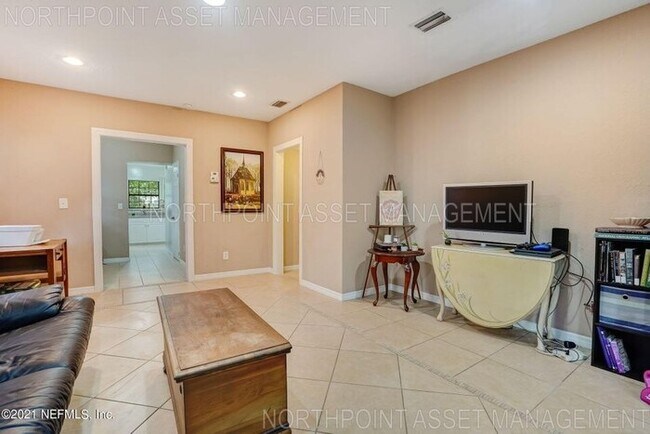 Foto del edificio - Cute 2BR 1BA Home w/ Stainless Kitchen • Fenced Yard in Jacksonville