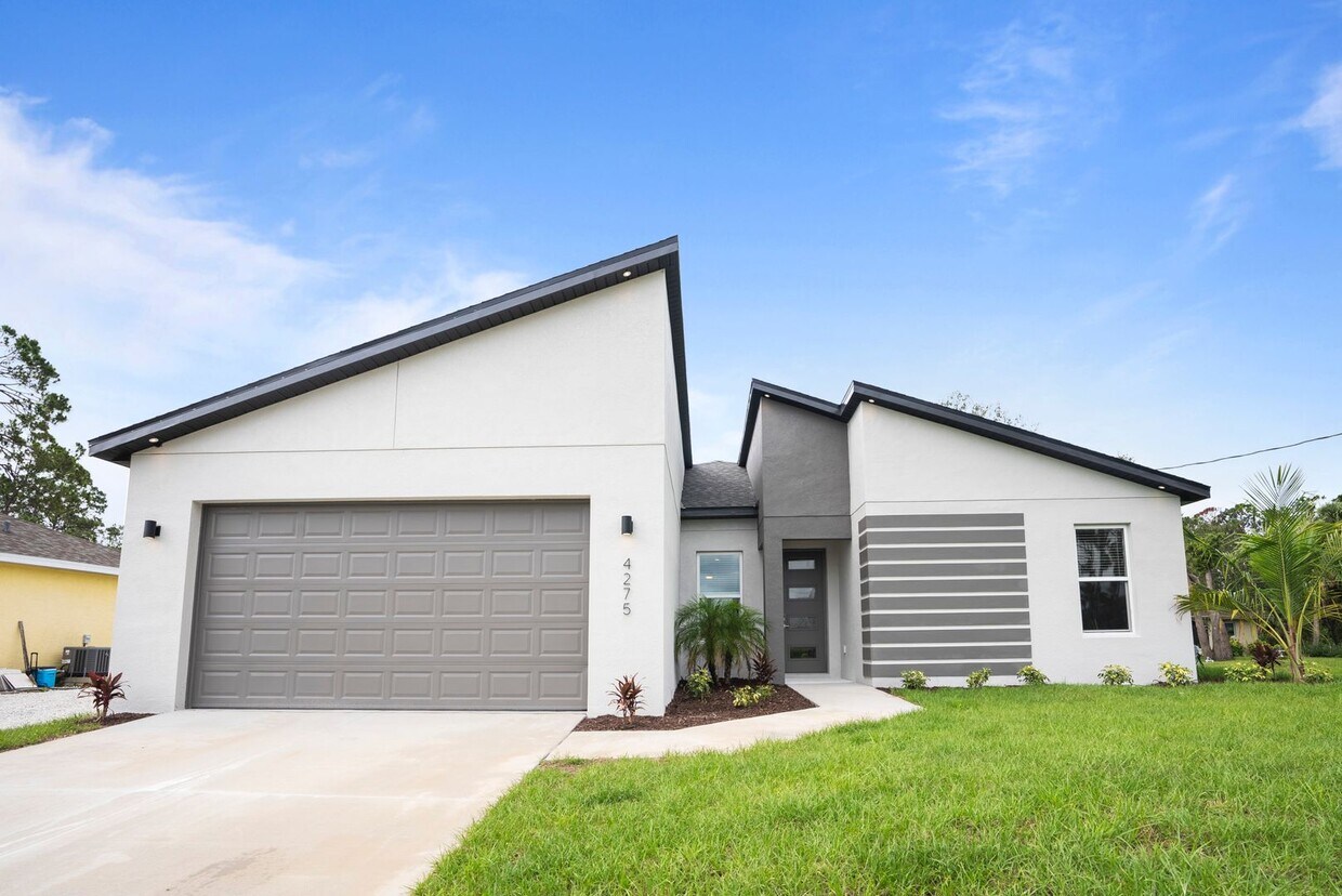 Primary Photo - Deposit-Free! Modern, energy efficient hom...
