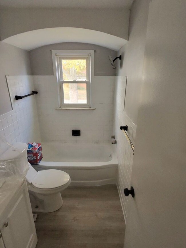 Foto del edificio - 3 bed 1 bath newly renovated