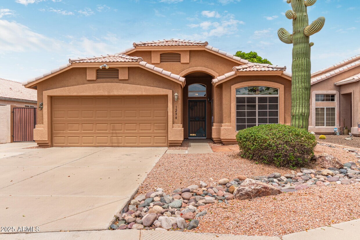 Primary Photo - 1296 S Cholla St