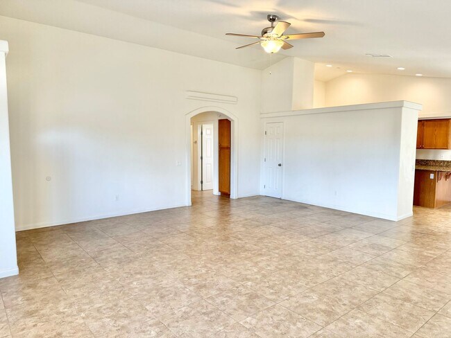 Foto del edificio - Huge 3 bed 2 bath Home In Storey Park Neig...