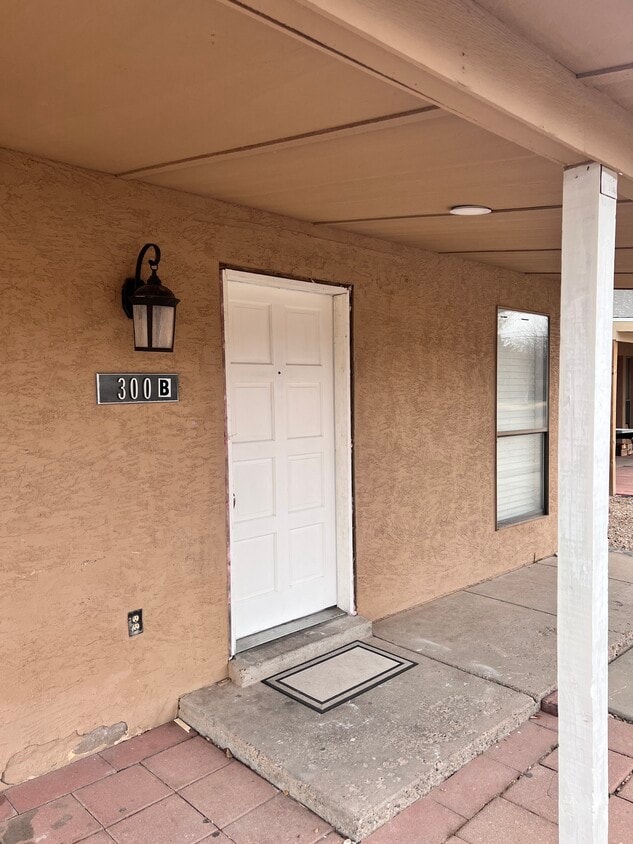 Primary Photo - 300 W 9th St