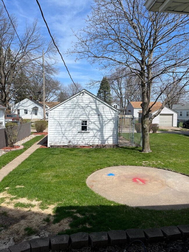 Building Photo - 3 Bedroom 1 Bath House in Davenport