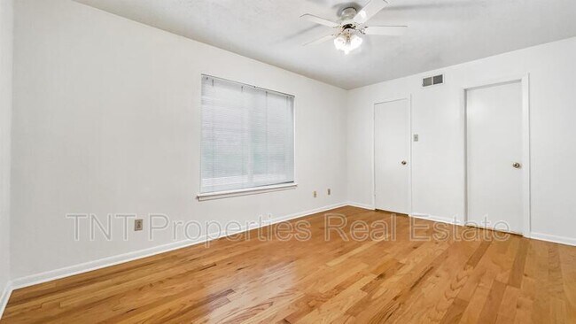Building Photo - 2803 Oakside Dr