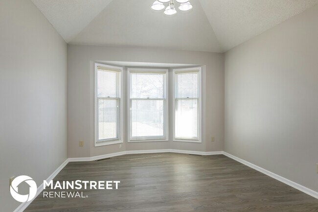 Building Photo - 613 SE Ashton Dr