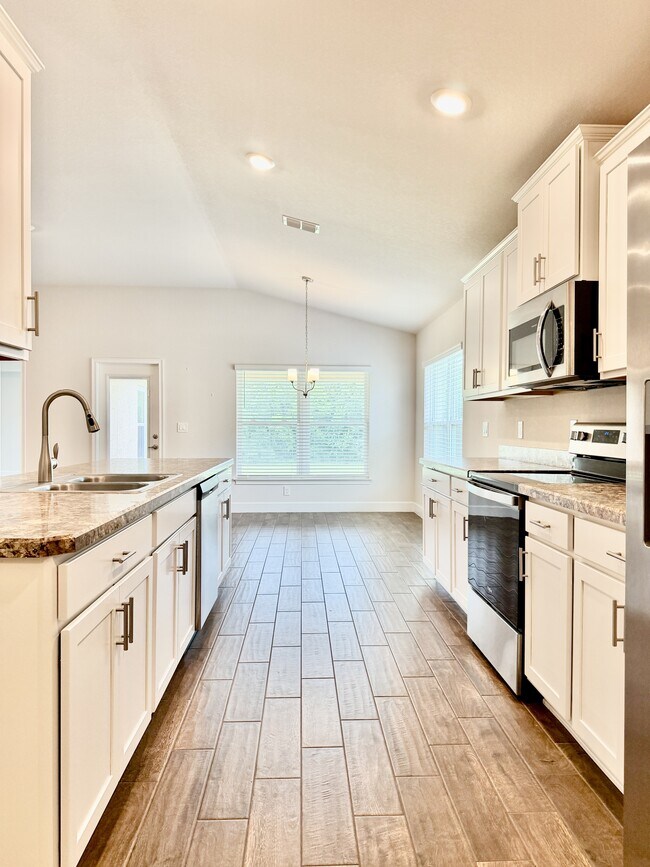 Building Photo - 633 W Rexford Dr