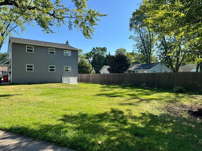 Large backyard - 534 Kalmia St