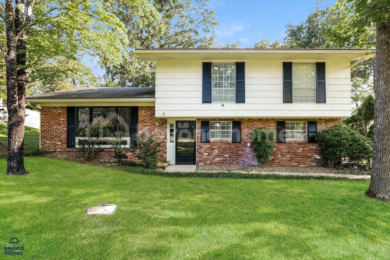 Foto principal - Freshly renovated 3 bedroom / 2 full bath ...