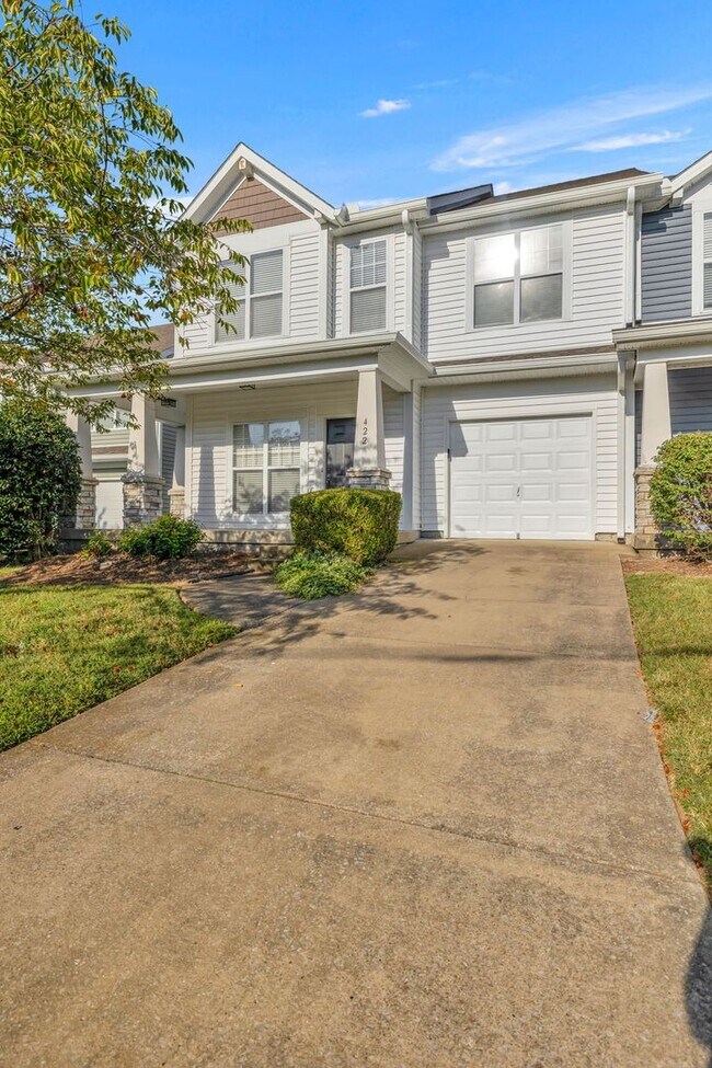 Building Photo - Immaculate townhome in perfect location!