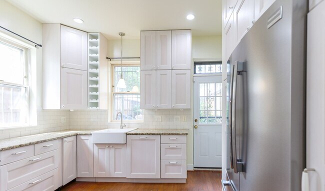 Building Photo - Classic Capitol End-Unit Hill Rowhome