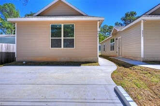 Building Photo - 11779 White Cedar St