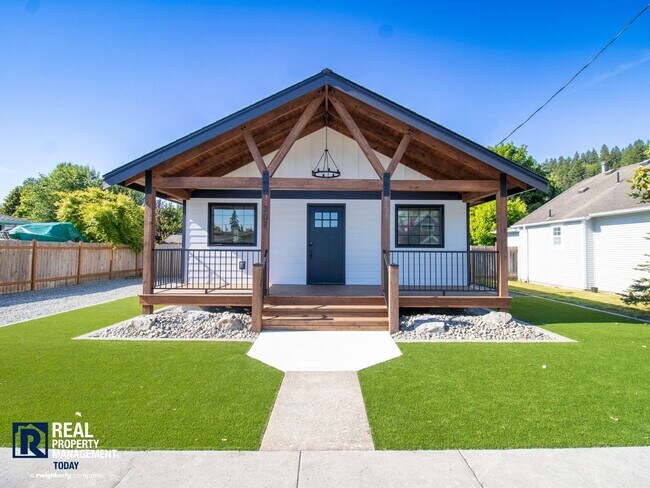 Foto del edificio - Updated Orting Charmer | In-Unit Washer/Dryer & A/C