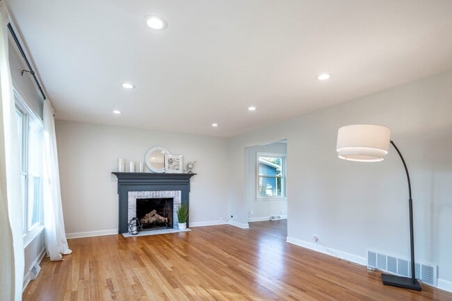 Foto del edificio - 305 Tamarack Ave