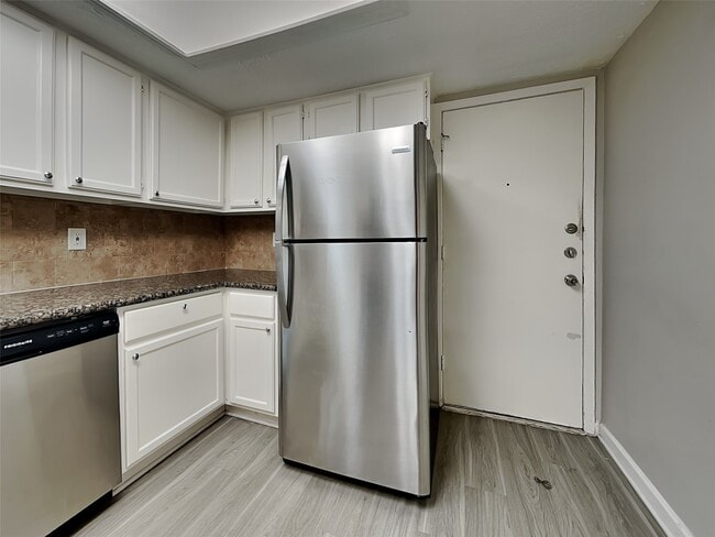 Building Photo - 8615 Riverside Walk Ln
