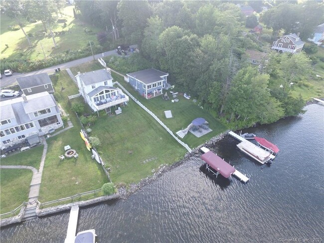Foto del edificio - 19 Tyler Lake Heights Ext
