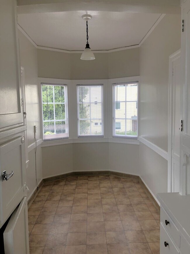 Foto del edificio - COMING SOON-large bedroom and is located near the north side of UCB