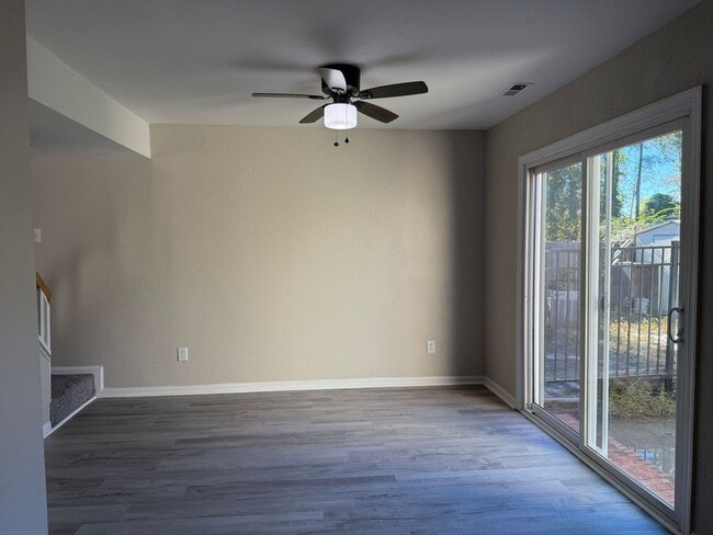 Foto del edificio - 3 bedroom, 1.5 bath Townhouse