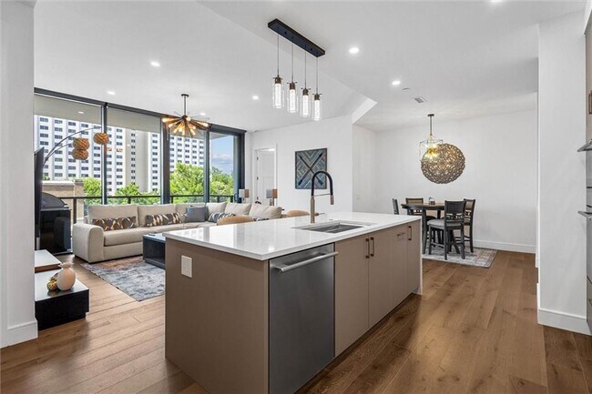 Foto del edificio - 2425 Peachtree Rd NE