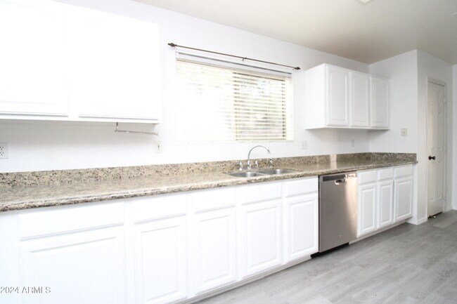Building Photo - 2112 E Wildhorse Dr