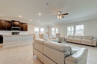 Building Photo - 3206 Dry Creek Dr