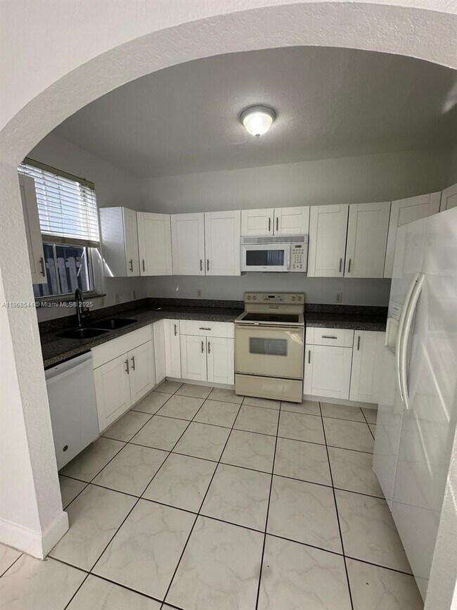 Building Photo - 15548 SW 39th St