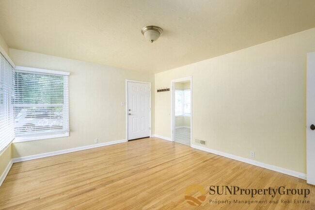 Building Photo - Newly Updated Liberty Wells Duplex!!