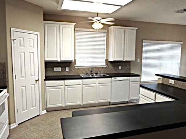 Building Photo - 3523 Pine Valley Dr