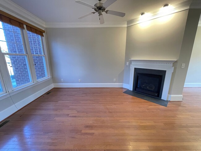 Building Photo - Charming 3br - 3ba in Davis Park, perfect ...