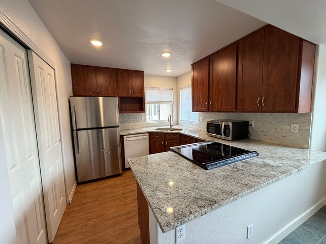 Building Photo - Premier Location!