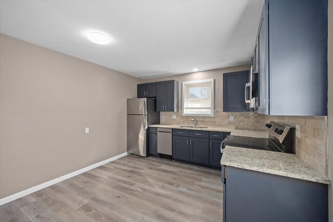 Building Photo - 11 Manor Dr