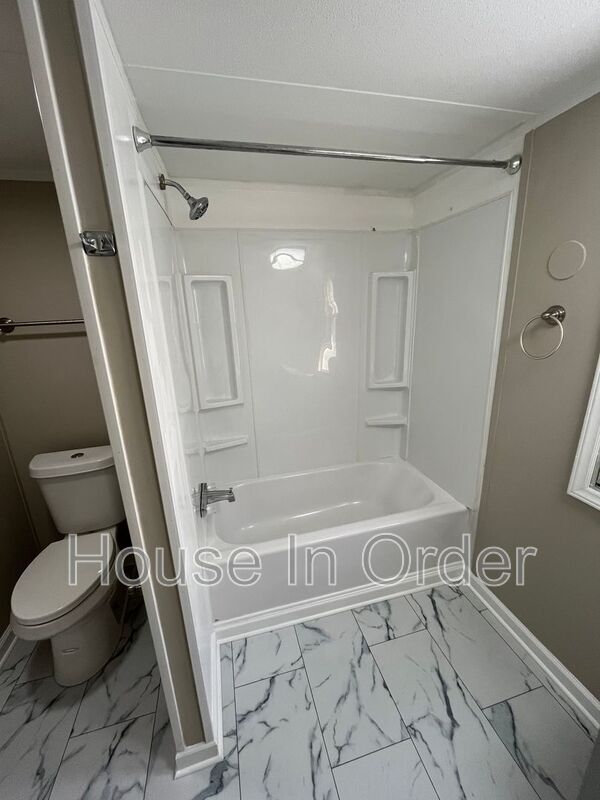 Foto del edificio - 14 Twin Oaks Dr