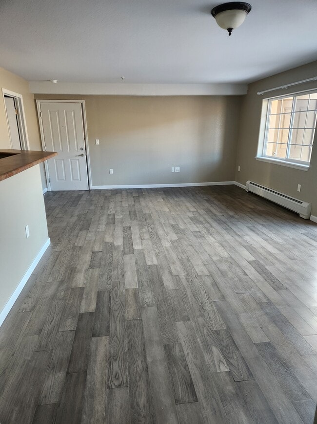 Building Photo - 495 River View Dr