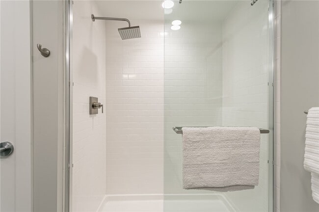 Building Photo - 205 Lakeshore Dr