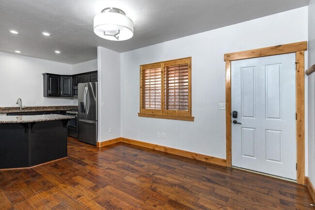Foto del edificio - Unfurnished Condo Retreat with Modern Comf...