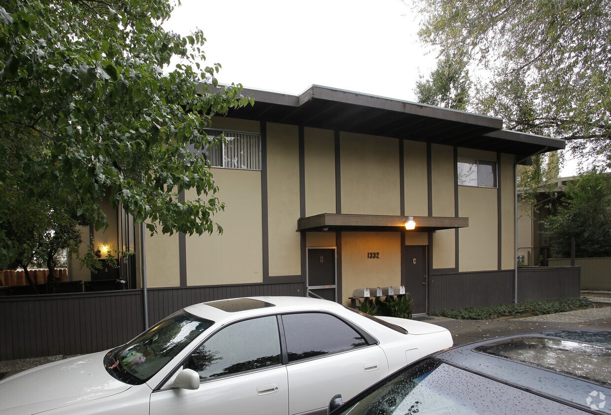 Building Photo - 1332 Drake Dr