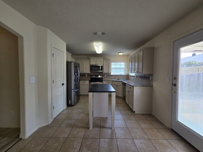 Foto del edificio - AVAILABLE NOW!