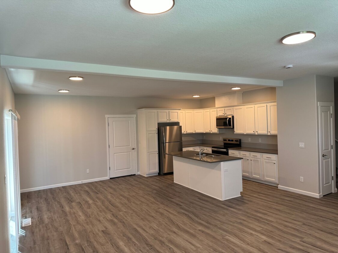 Foto principal - Brand New 4 Bed / 2.5 Bath Duplex! **$99 F...