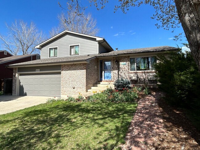 Building Photo - Gorgeous 4BR/2.5BA home available now! Inc...
