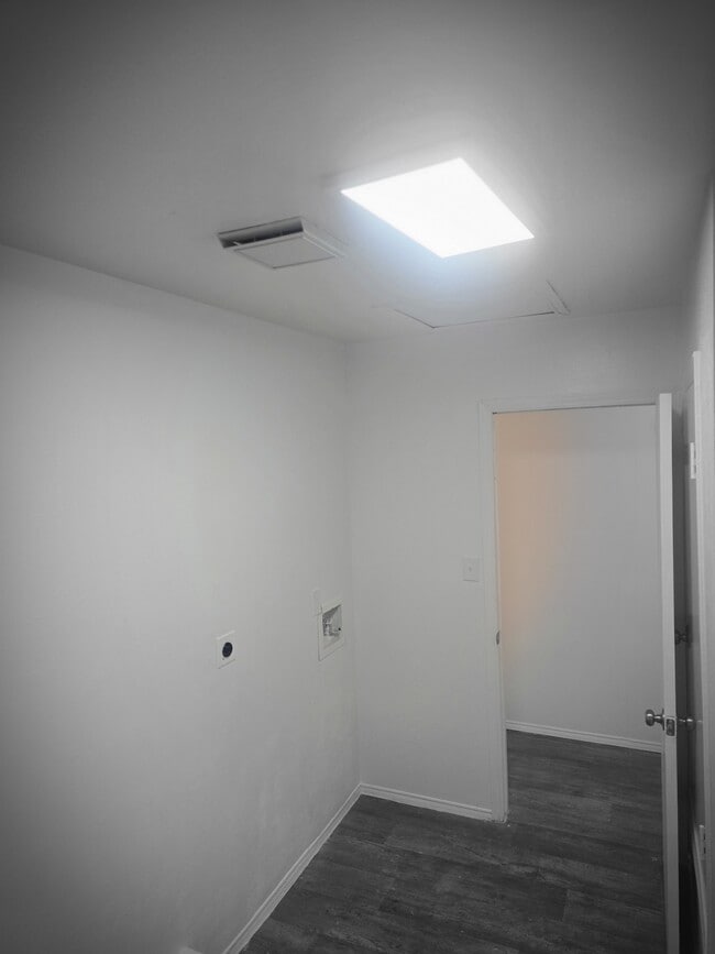 Building Photo - 409 River Rd